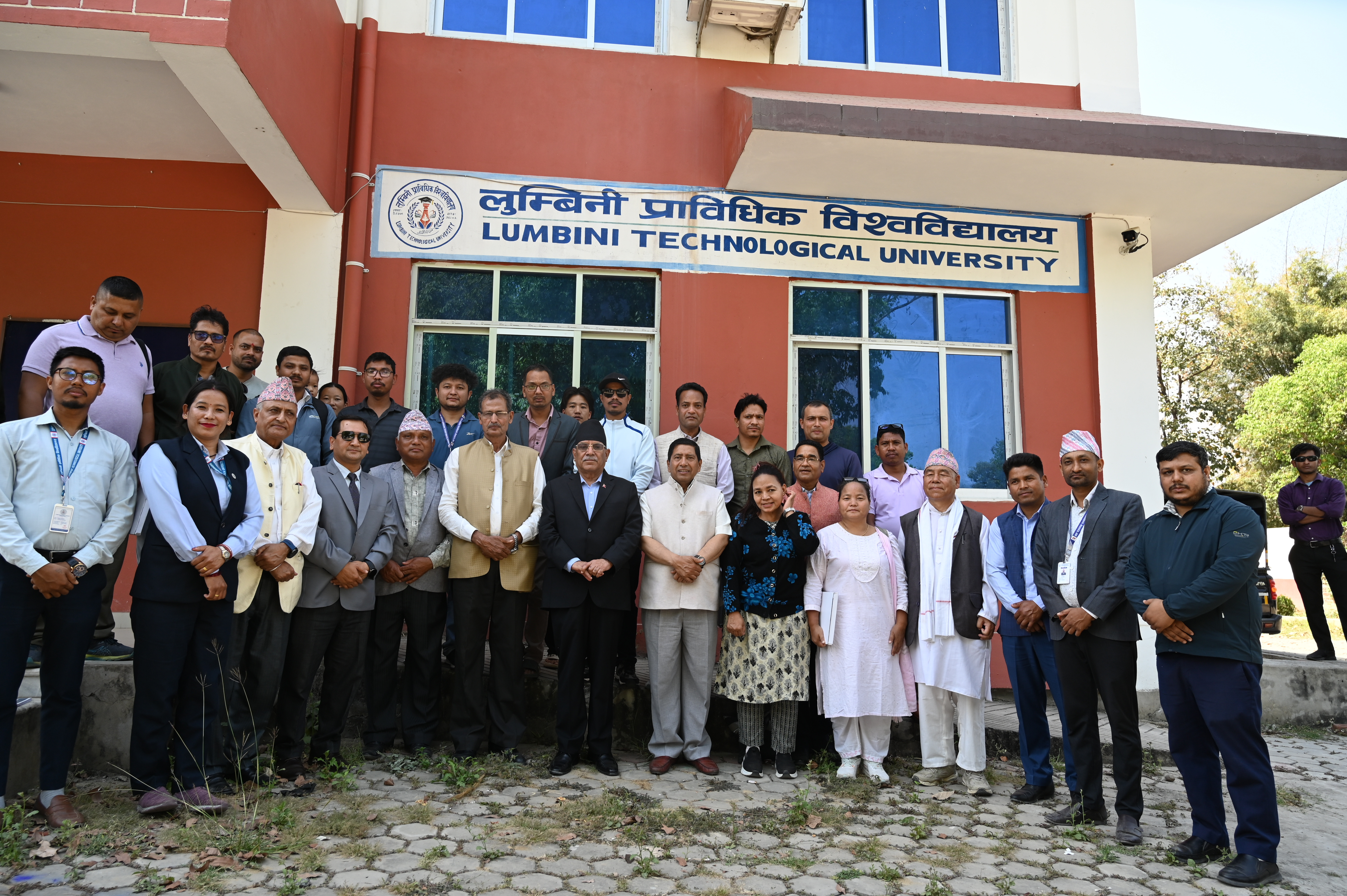 सम्माननीय पूर्व प्रधानमन्त्री पुष्पकमल दाहाल (प्रचण्ड)ज्यू सहितको टोलीद्वारा लु. प्रा.वि.को अवलोकन कार्यक्रम